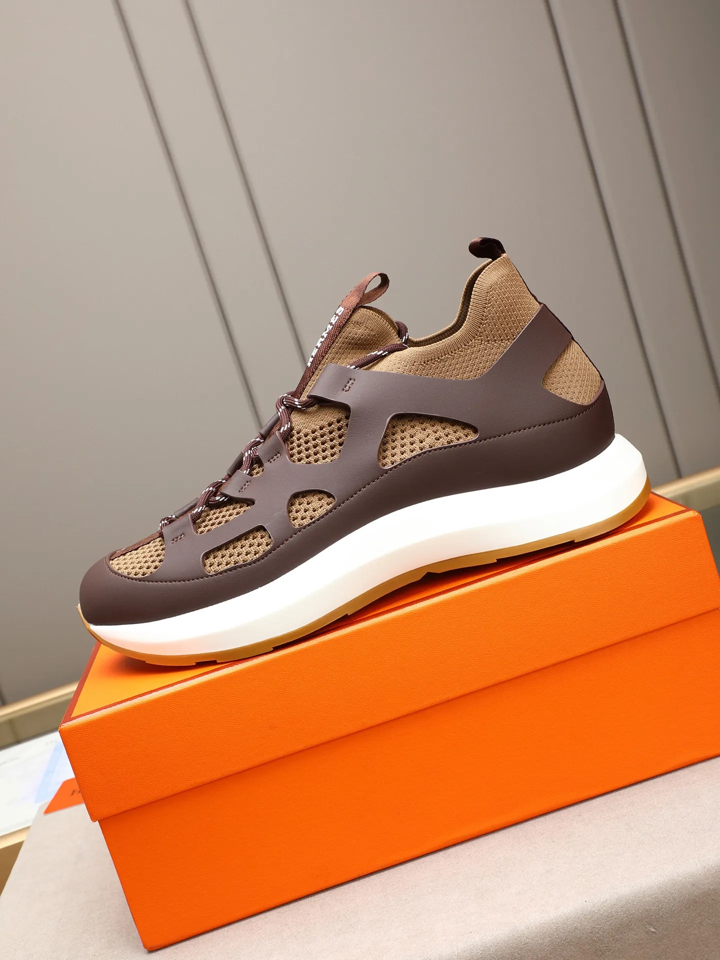 Men's shoes💰580 HERMES/Hermès men's rest sneakers! -High-end quality original casual sports shoes -Upper: high nappa calfskin, forging technology, knitted fabric, shoe brand webbing, injection molded brand logo -Inner: foot pad; water-dyed cowhide -Outsole: ultra-light TPU·rubber; two-color molded outsole -Ultra-high quality control·fine workmanship: highlighted (high-end·luxury·grade) Size: 38-39-40-41-42-43-44 (45 can be customized)